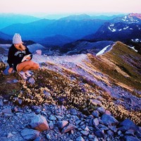 Dilihat dari berbagai postingan, Phobe Gates tampaknya cukup suka berpetualangan. Ketika mendaki gunung, begini penampilannya. Foto: Instagram @pheebeegates