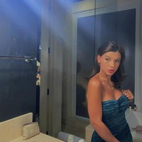 Gaya kasualnya itu terlihat berbeda karena dalam postingannya di Instagram Phoebe tampak lebih sering mengenakan dress atau busana yang lebih feminin. Foto: Instagram @pheebeegates