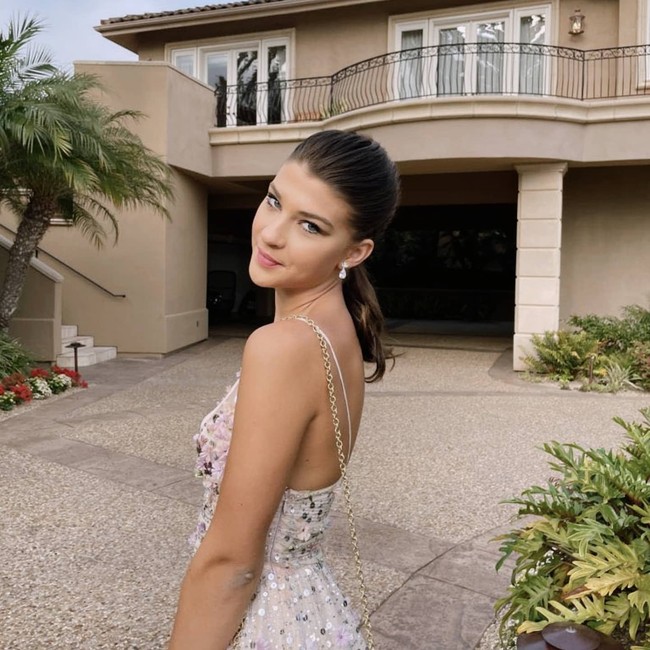 Phoebe Gates bahkan memakai dress cantik untuk merayakan Hari Ibu. Foto: Instagram @pheebeegates