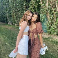 Begini gayanya kompaknya dengan seorang teman. Ketika itu, mereka sama-sama mengenakan setelan crop top dan rok yang manis. Foto: Instagram @pheebeegates