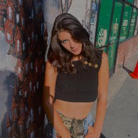 Dalam unggahan terbaru, Phoebe Gates memperlihatkan gayanya ketika hangout. Ia mengenakan crop top hitam tanpa legan yang dipadu jeans dengan perpaduan material yang unik. Foto: Instagram @pheebeegates