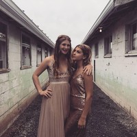 Sedangkan ini gayanya dengan Jennifer yang beberapa waktu lalu menikahi seorang pria Arab. Foto: Instagram @pheebeegates