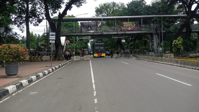 Polisi tutup Jl Medan Merdeka Barat karena ada demonstrasi