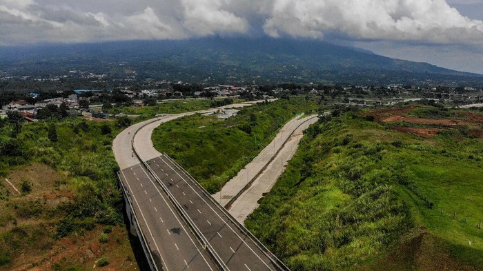 Potret Proyek Tol Bocimi dari Udara Foto udara proyek Jalan Tol Bogor-Ciawi-Sukabumi (Bocimi) di Cicurug, Kabupaten Sukabumi, Jawa Barat, Kamis (28/10/2021). Kementerian PUPR menargetkan pembangunan Jalan Tol Bocimi seksi 2 ruas Cigombong-Cibadak yang memiliki panjang 11,90 kilometer akan rampung pada akhir 2021. ANTARA FOTO/Raisan Al Farisi/foc.