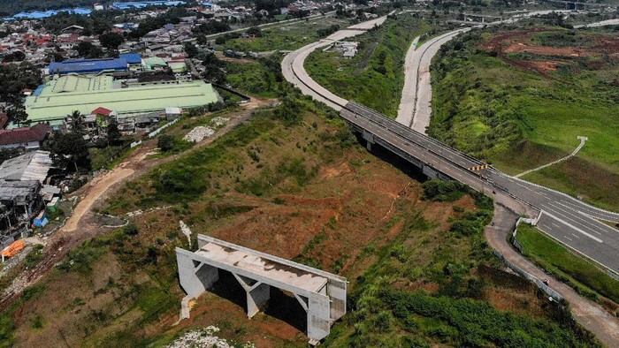 Potret Proyek Tol Bocimi dari Udara Foto udara proyek Jalan Tol Bogor-Ciawi-Sukabumi (Bocimi) di Cicurug, Kabupaten Sukabumi, Jawa Barat, Kamis (28/10/2021). Kementerian PUPR menargetkan pembangunan Jalan Tol Bocimi seksi 2 ruas Cigombong-Cibadak yang memiliki panjang 11,90 kilometer akan rampung pada akhir 2021. ANTARA FOTO/Raisan Al Farisi/foc.