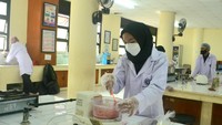 Aulia Salsa, mahasiswa Departemen IPTP IPB University menuturkan, praktikum tatap muka mendukung pengasahan skill, akurasi hasil praktikum, dan pembelajaran dengan alat, diskusi, interaksi, dan bantuan yang memadai dari dosen dan para asisten laboratorium. Foto: detikcom/Trisna Wulandari