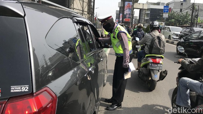 Puluhan Pengendara Kena Tilang Langgar Ganjil Genap di Fatmawati Jaksel