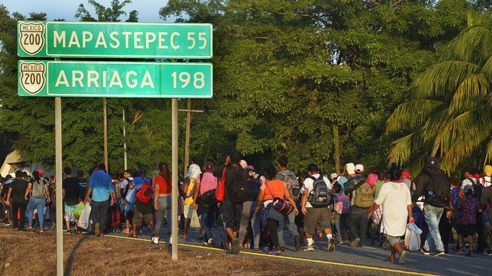 Sejumlah migran berjalan kaki melintasi Meksiko untuk menuju Amerika Serikat. Mereka meninggalkan negara asal demi mencari penghidupan yang lebih baik di AS.