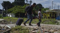 Tidak sedikit yang membawa serta anggota keluarga mereka untuk pergi menuju AS. 