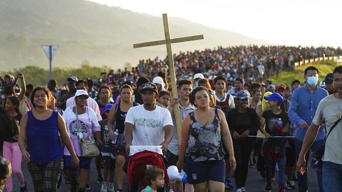 Sejumlah migran berjalan kaki melintasi Meksiko untuk menuju Amerika Serikat. Mereka meninggalkan negara asal demi mencari penghidupan yang lebih baik di AS.