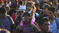 Tindakan itu dilakukan pemerintah AS karena ribuan orang itu dilaporkan sebagai migran ilegal. Patroli besar-besaran di perbatasan Amerika Serikat pun dilakukan untuk mencegah gelombang migrasi ilegal. Meski begitu, patroli itu mendapat kecaman dari dunia internasional terlebih setelah foto-foto mengerikan yang mengungkap perlakuan kejam penjaga perbatasan AS terhadap para migran Haiti mencuat ke publik.