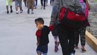 Sementara itu, gelombang migrasi besar-besaran warga dari berbagai negara di kawasan Amerika Selatan dan Amerika Tengah yang hendak masuk AS masih terus berlangsung. Ada berbagai faktor yang memicu para migran memilih meninggalkan negara asal mereka, di antaranya kondisi politik yang tak menentu, bencana maupun konflik di daerahnya, hingga sulitnya membangun kehidupan yang layak sehingga mereka pun memilih untuk menuju Amerika Serikat demi kehidupan yang lebih baik.