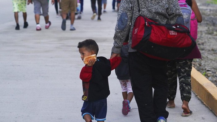 Ratusan Migran Berjalan Kaki Lintasi Meksiko Demi Menuju AS Sejumlah migran berjalan kaki melintasi Meksiko untuk menuju Amerika Serikat. Mereka meninggalkan negara asal demi mencari penghidupan yang lebih baik di AS.