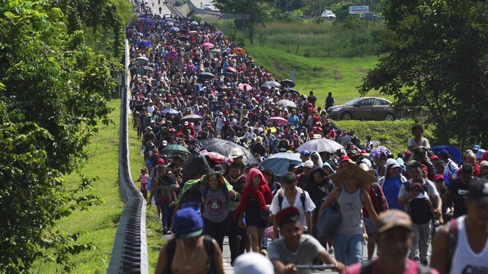 Sejumlah migran berjalan kaki melintasi Meksiko untuk menuju Amerika Serikat. Mereka meninggalkan negara asal demi mencari penghidupan yang lebih baik di AS.