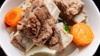 Warteg juga punya menu sop iga sapi. Ada yang dagi iga atau potongan daging sapi berlemak. Ditambah kentang dan wortel rasanya jadi makin segar. Kamu bisa membuat sendiri dengan resep ini. Foto: iStock