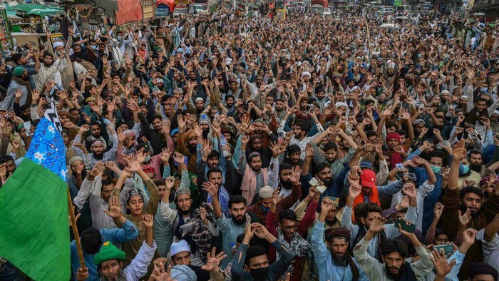Thousands of supporters of the Tehreek-e-Labbaik Pakistan (TLP) party have begun slowly moving towards the capital Islamabad (Arif ALI/AFP)