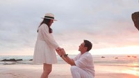 Rob Clinton terlihat berlutut di hadapan Chelsea Islan. Foto: Instagram