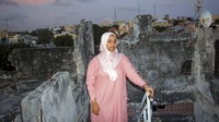 Melansir AP, Sana yang merupakan seorang mahasiswa teknik sipil, mulai menggambar di usia 8 tahun, mengikuti jejak paman dari pihak ibu, Abdikarim Osman Addow, seorang seniman terkenal. Di antara reruntuhan puing-puing bangunan milik pamannya yang sebagian hancur imbas perang Mogadishu, Sana kini tinggal dan bekerja di sana. Pilihannya untuk menjadi seniman wanita mendapat sorotan publik. Perhatian itu salah satunya diberikan oleh Abdi Mohamed Shuayb, seorang profesor seni di Universitas Nasional Somalia. Menurut Shuayb, sosok Sana menonjol karena mendobrak penghalang gender untuk memasuki profesi yang didominasi laki-laki. Shuayb bahkan menyebut Sana sebagai seorang pahlawan nasional karena keberaniannya.  