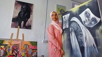 Terkait karya-karyanya, Shuayb mengatakan karya seni yang dibuat Sana menangkap kehidupan kontemporer dengan cara yang positif dan berusaha membangun rekonsiliasi. Melansir AP, karyanya terkadang mengeksplorasi isu-isu sosial yang mengguncang Somalia, termasuk lukisan seorang tentara yang melihat reruntuhan gedung parlemen pertama negara itu. Sana mengatakan Ini mencerminkan bentrokan politik saat ini antara pemerintah federal dan oposisi karena pemilihan nasional ditunda. Lukisan lain mencerminkan pelecehan terhadap wanita muda yang rentan “yang bahkan tidak bisa mereka ungkapkan.” Yang ketiga menunjukkan seorang wanita dalam gaun telanjang yang populer di Somalia beberapa dekade yang lalu sebelum interpretasi Islam yang lebih ketat berlaku dan para sarjana mendesak wanita untuk mengenakan jilbab.