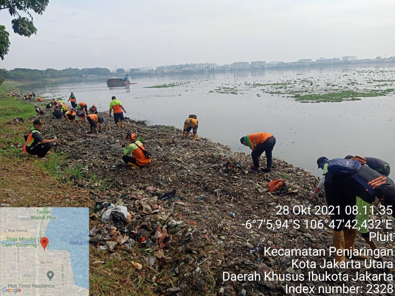 Sampah di Waduk Pluit Selatan Dibersihkan