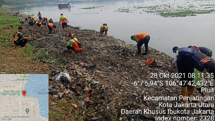 Sampah di Waduk Pluit Selatan Dibersihkan