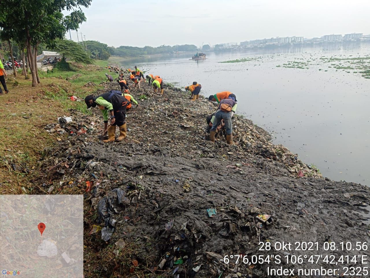 Sampah di Waduk Pluit Selatan Dibersihkan