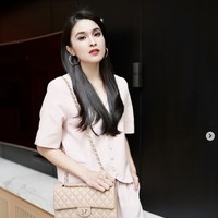 Sandra pun membeberkan sederet alasan kenapa tas branded preloved miliknya masih dalam kondisi baik. “Biasanya semua tas/sepatu aku cuma pake buat foto, dilap, dipajang lagi,” tulis Sandra Dewi di akun @sandradewi88. Foto: Dok. Instagram @sandradewi88