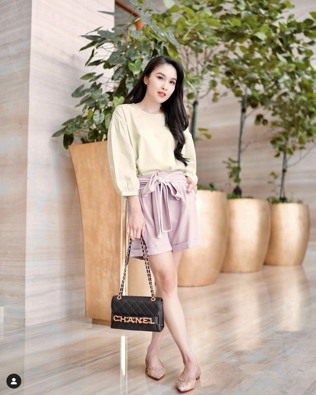 “Nggak pernah ditaro bergeletak, berdempet2, karena saya orang yang semua barang harus pada tempatnya. Lemari tas tiap pagi dibuka lima menit,” tulis Sandra lagi.Foto: Dok. Instagram @sandradewi88