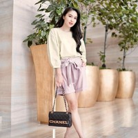 “Nggak pernah ditaro bergeletak, berdempet2, karena saya orang yang semua barang harus pada tempatnya. Lemari tas tiap pagi dibuka lima menit,” tulis Sandra lagi.Foto: Dok. Instagram @sandradewi88