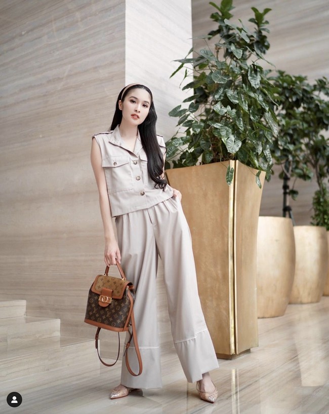 Bukan hanya tas saja, Sandra Dewi juga merawat sepatu branded miliknya dengan teliti. “Sepatu juga tiap abis pakai dilap, bawahnya disikat lagi dan tiap bulan dibersihin lagi lemari sepatu dan sepatunya,” tulis istri Harvey Moeis itu. Foto: Dok. Instagram @sandradewi88