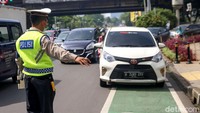 Untuk informasi, ganjil-genap di Jakarta semula hanya berlaku di 3 titik saja, yakni Jl Sudirman, Jl MH Thamrin, dan Jl Rasuna Said. Titik ganjil-genap ini pun diperluas ke 10 titik lainnya.