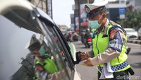 Ganjil-genap ini berlaku pada Senin-Jumat pukul 06.00-10.00 WIB dan pukul 16.00-21.00 WIB. Adapun pada Sabtu, Minggu, dan hari libur nasional, aturan ganjil-genap tidak berlaku.