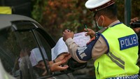 Dengan diperluasnya ke 10 titik penerapan ganjil-genap di DKI, polisi tak langsung melakukan penindakan berupa tilang. Mereka melaksanakan sosialisasi selama tiga hari yang dimulai pada Senin (25/10) lalu.
