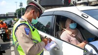 Petugas Ditlantas Polda Metro Jaya melakukan penindakan kepada pelanggar Ganjil Genap di jalan fatmawati, Jakarta, Kamis (28/10/2021).
