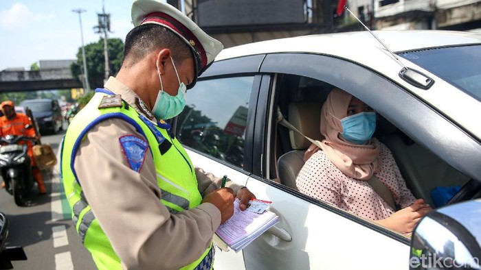 Masa sosialisasi di 10 titik perluasan ganjil-genap (gage) di Jakarta telah berakhir. Mulai hari ini, para pelanggar aturan gage akan langsung ditilang.