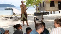 Selain membuka penginapan dan wisata bahari di Kampung Arborek, Iris bersama sejumlah wisatawan asing lainnya juga turut membuka kelas untuk mengajar warga setempat.