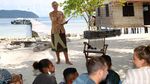 Semangat Bule di Papua Ajarkan Anak-anak Bahasa Inggris-Indonesia