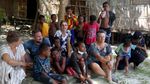 Semangat Bule di Papua Ajarkan Anak-anak Bahasa Inggris-Indonesia