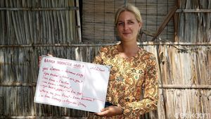 Semangat Bule di Papua Ajarkan Anak-anak Bahasa Inggris-Indonesia