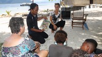 Tak cuma Iris, Joice (memakai baju putih) yang merupakan warga negara Inggris juga turut mengajarkan sejumlah pengetahuan untuk anak-anak dan warga setempat.