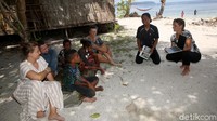 Sementara itu, Iris diketahui telah berada di Indonesia sejak 2014 dengan beberapa kali pergi dan kembali ke Indonesia. Ia pun sudah fasih berbahasa Indonesia dengan logat Papua.