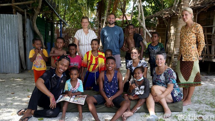 Semangat Bule di Papua Ajarkan Anak-anak Bahasa Inggris-Indonesia Iris Uijttewaal merupakan WN Belanda yang kini menetap di Raja Ampat, Papua. Di sana ia semangat ajarkan anak-anak di Papua belajar bahasa Inggris dan Indonesia