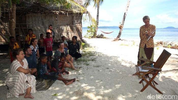 Semangat Bule di Papua Ajarkan Anak-anak Bahasa Inggris-Indonesia Iris Uijttewaal merupakan WN Belanda yang kini menetap di Raja Ampat, Papua. Di sana ia semangat ajarkan anak-anak di Papua belajar bahasa Inggris dan Indonesia