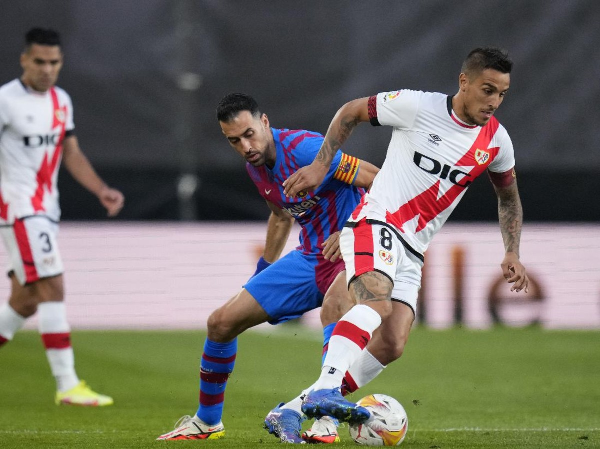 Sergio Busquets mengaku menjadi penyebab kekalahan Barcelona atas Rayo Vallecano. (Foto: AP/Manu Fernandez)