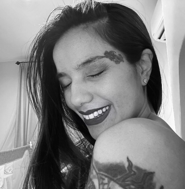 Perubahan penampilannya itu tampak jelas terlihat melalui foto-foto unggahannya di media sosial Instagram. Tubuh Sheila Marcia yang sebelumnya dipenuhi tato kini jadi terlihat lebih bersih. Foto: Instagram/@itssheilamj