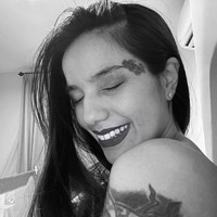 Perubahan penampilannya itu tampak jelas terlihat melalui foto-foto unggahannya di media sosial Instagram. Tubuh Sheila Marcia yang sebelumnya dipenuhi tato kini jadi terlihat lebih bersih. Foto: Instagram/@itssheilamj