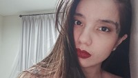 Sheila Marcia sedang berusaha menghapus tato di tubuhnya. Foto: Instagram/@itssheilamj