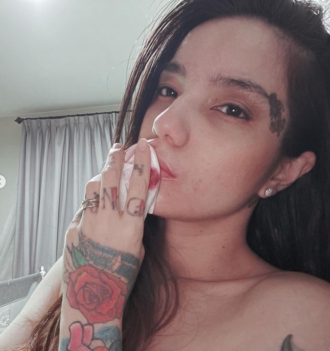 Tambah cantik alami bgt kak setelah tatto nya di hapus...kpn syuting di tv lgi..sukses ka kak, komentar salah seorang netizen. Nikah sama suami yg ini makin seger bgt ka ilaa , cantik abis, tambah netizen lain. Foto: Instagram/@itssheilamj