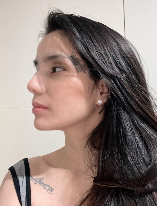 Melalui salah satu unggahan, Sheila Marcia mengungkapkan alasannya menghapus tato di tubuhnya. Sheila menyebut bahwa dirinya memang sengaja menghapus tatonya itu karena hatinya berkata demikian. Dia tidak melakukannya karena alasan orang lain. Foto: Instagram/@itssheilamj