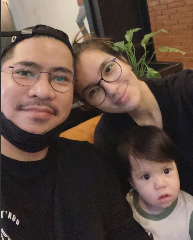 Saya dulu berpikir bahwa saya bisa menghilangkan rasa sakit saya dengan rasa sakit. Tapi saya salah. Ditusuk jarum bukanlah jawaban untuk meringankan rasa sakitku. Itu adalah Yesus, Dia adalah satu-satunya yang dapat menghilangkan rasa sakit dan mengisi lubang di hatiku. Saya masih belajar dan akan selalu belajar untuk mencintai-Nya seperti yang Dia lakukan kepada saya, tulis Sheila. Foto: Instagram/@itssheilamj